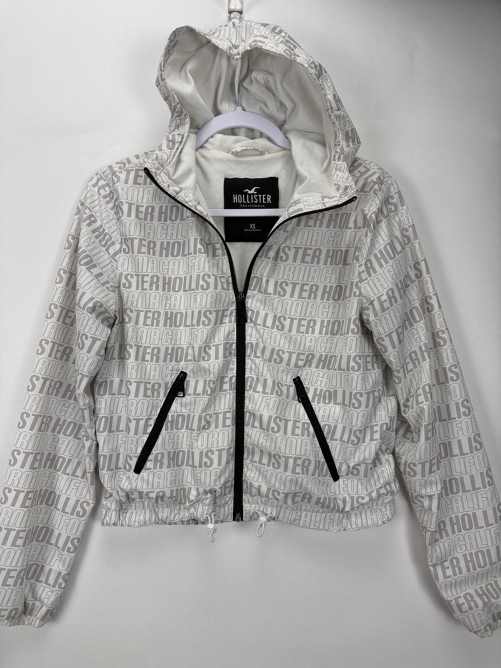 Hollister California White and Light Gray Logo-Print Hooded Windbreaker XS
